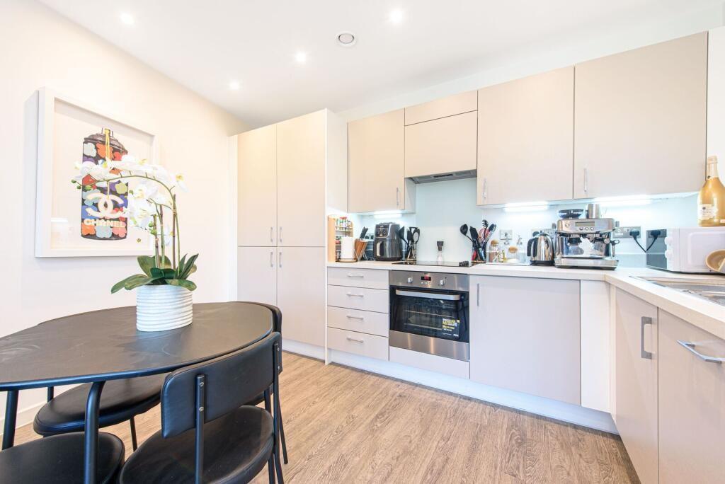 1 bed property in Medawar Drive, Mill Hill, NW7, London